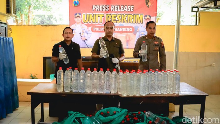 Konferensi pers penyitaan mercon pendem hasil razia petasan di Malam Lebaran.