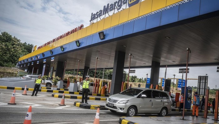 Kendaraan (lajur kanan) melakukan tap in menuju arah Jakarta di Gerbang Tol Kalikangkung, Semarang, Jawa Tengah, Selasa (9/4/2024). Korps Lalu Lintas (Korlantas) Polri menghentikan skema lalu lintas satu arah (one way) Tol Trans Jawa dari Km 72 Tol Cipali sampai dengan Km 414 Gerbang Tol Kalikangkung pada arus mudik Lebaran 2024. ANTARA FOTO/Aprillio Akbar/pras.