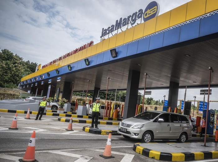 Kendaraan (lajur kanan) melakukan tap in menuju arah Jakarta di Gerbang Tol Kalikangkung, Semarang, Jawa Tengah, Selasa (9/4/2024). Korps Lalu Lintas (Korlantas) Polri menghentikan skema lalu lintas satu arah (one way) Tol Trans Jawa dari Km 72 Tol Cipali sampai dengan Km 414 Gerbang Tol Kalikangkung pada arus mudik Lebaran 2024. ANTARA FOTO/Aprillio Akbar/pras.