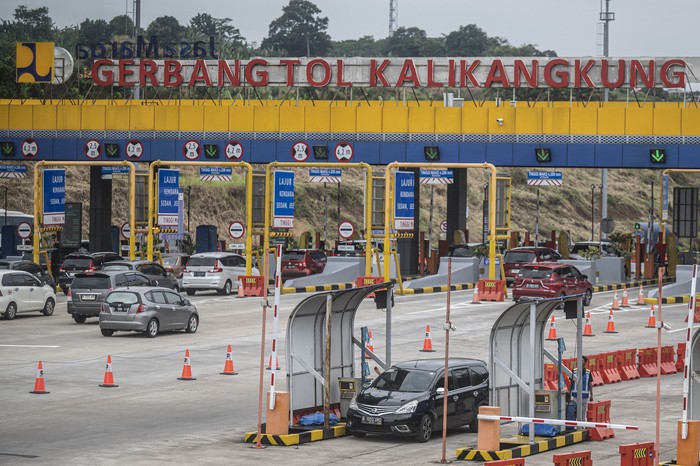 Kendaraan (lajur kanan) melakukan tap in menuju arah Jakarta di Gerbang Tol Kalikangkung, Semarang, Jawa Tengah, Selasa (9/4/2024). Korps Lalu Lintas (Korlantas) Polri menghentikan skema lalu lintas satu arah (one way) Tol Trans Jawa dari Km 72 Tol Cipali sampai dengan Km 414 Gerbang Tol Kalikangkung pada arus mudik Lebaran 2024. ANTARA FOTO/Aprillio Akbar/pras.