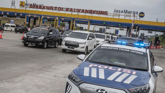Ditlantas Polda Jateng mengawal kendaraan yang melintas ke arah Jakarta saat penghentian skema satu arah (one way) di Gerbang Tol Kalikangkung, Semarang, Jawa Tengah, Selasa (9/4/2024). Korps Lalu Lintas (Korlantas) Polri menghentikan skema lalu lintas satu arah (one way) Tol Trans Jawa dari Km 72 Tol Cipali sampai dengan Km 414 Gerbang Tol Kalikangkung pada arus mudik Lebaran 2024. ANTARA FOTO/Aprillio Akbar/pras.