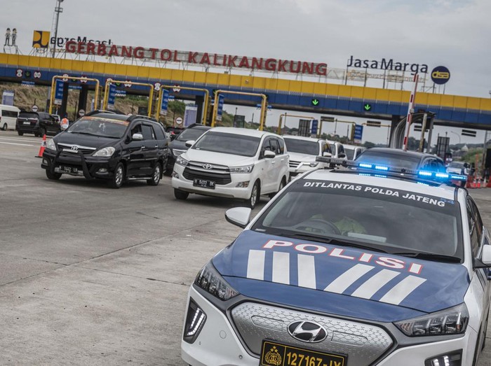 Kendaraan (lajur kanan) melakukan tap in menuju arah Jakarta di Gerbang Tol Kalikangkung, Semarang, Jawa Tengah, Selasa (9/4/2024). Korps Lalu Lintas (Korlantas) Polri menghentikan skema lalu lintas satu arah (one way) Tol Trans Jawa dari Km 72 Tol Cipali sampai dengan Km 414 Gerbang Tol Kalikangkung pada arus mudik Lebaran 2024. ANTARA FOTO/Aprillio Akbar/pras.