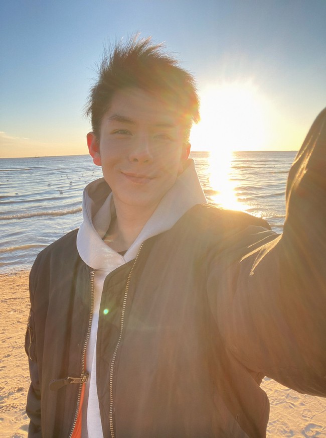 Banyak orang bertanya-tanya apa yang dilakukannya untuk mengembalikan tampilan wajah jadi lebih natural. Kini wajah Lin Hao Yang seperti baru bahkan tidak ada jejak penampilannya yang lama. Foto: Weibo Lin Hao Yang