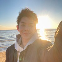 Banyak orang bertanya-tanya apa yang dilakukannya untuk mengembalikan tampilan wajah jadi lebih natural. Kini wajah Lin Hao Yang seperti baru bahkan tidak ada jejak penampilannya yang lama. Foto: Weibo Lin Hao Yang