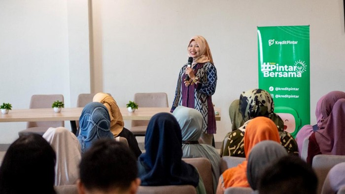 OJK mencatat pertumbuhan positif di Q1 2024 dengan jumlah total peminjam Kredit Pintar yang berjumlah lebih dari 7 juta nasabah. Literasi keuangan pun digelar untuk wirausaha muda jatim.