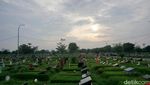 Ziarah Kubur di TPU Keputih Surabaya Menjelang Lebaran