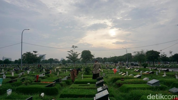 Makam Keputih Mulai Ramai Peziarah Jelang Lebaran Makam Keputih Mulai Ramai Peziarah Jelang Lebaran