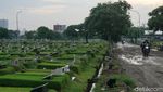 Ziarah Kubur di TPU Keputih Surabaya Menjelang Lebaran
