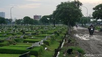 Meski sempat diguyur hujan tidak menyurutkan warga untuk melakukan ziarah kubur ke makam kerabat atau keluarganya masing-masing.