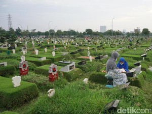 Makam Keputih Surabaya Ramai Didatangi Peziarah di Akhir Ramadan