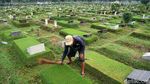 Ziarah Kubur di TPU Keputih Surabaya Menjelang Lebaran