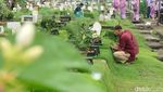 Ziarah Kubur di TPU Keputih Surabaya Menjelang Lebaran