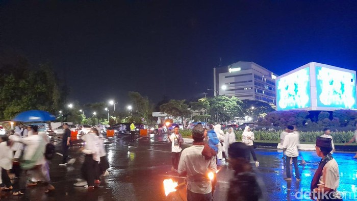Pawai Obor dalam rangka takbiran Hari Raya Idul Fitri 1445 Hijriyah di Masjid 99 Kubah Makassar, Sulawesi Selatan (Sulsel).