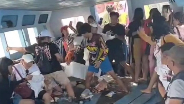 Perahu membawa 41 orang tenggelam di Perairan Pulau Mantehage, Kota Manado, Sulawesi Utara (Sulut).