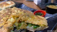 Menurut kami lebih enak isi sayuran, karena ditambahkan daun bawang dan potongan kentang. Juga terasa lebih gurih, walaupun bukan yang cenderung asin. Foto: detikFood/Yenny Mustika Sari
