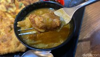Namun, kami mengerti mungkin dibuat tak begitu gurih karena disajikan dengan kuah kari. Rasanya langsung pas ketika kami mencelupkannya ke dalam kari berisikan irisan daging dan kentang. Foto: detikFood/Yenny Mustika Sari