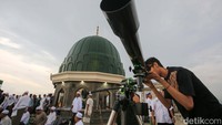 Namun sayang cuaca hari ini mendung dan sempat gerimis.
