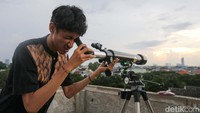 Petugas Masjid Al-Musyariin mengamati posisi hilal menggunakan teropong saat Rukyatul Hilal di Jakarta Barat, Selasa (9/4/2024).