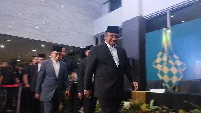 Menteri Agama (Menag) Yaqut Cholil Quomas tiba di Kementerian Agama (Kemenag), Jakarta Pusat, untuk sidang isbat. Sidang isbat digelar untuk penentuan 1 Syawal 1445 H atau Hari Raya Idulfitri.