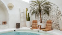 Ada Villa yang berdiri di Tengah Kota dilengkapi dengan Private Pool yang laris manis. Yups, seperti ini penampakannya. Ciamik sekali bukan? Tamu akan merasakan basuhan air di dekat kamar dengan terpaan cahaya maksimal.