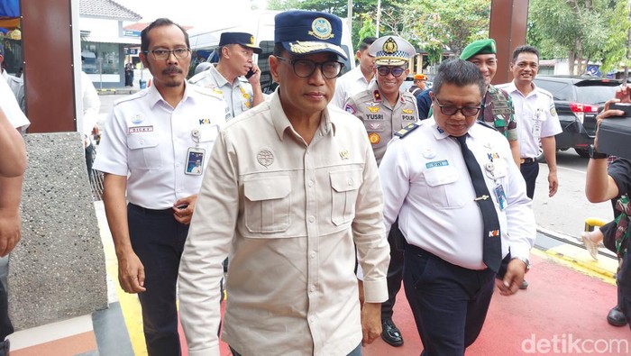 Menteri Perhubungan, Budi Karya Sumadi saat meninjau Stasiun Kejaksan Cirebon