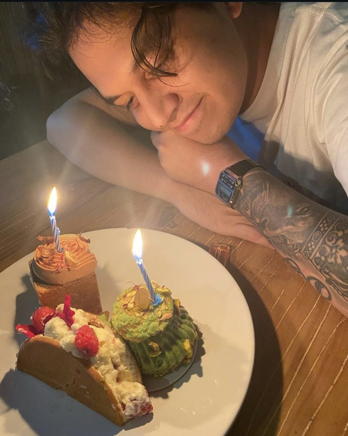 Momen Kevin Julio Sarapan di Singapura hingga Nongkrong di Kafe Momen Kevin Julio Sarapan di Singapura hingga Nongkrong di Kafe