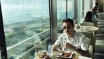 Momen Kevin Julio Sarapan di Singapura hingga Nongkrong di Kafe