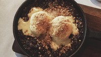 Selain es cokelat, artis yang pernah beradu akting dengan Jessica Mila ini juga sempat mencicipi dessert melted chocolate di Union. Tampaknya enak ya? Foto: Instagram @kevinjulio1993