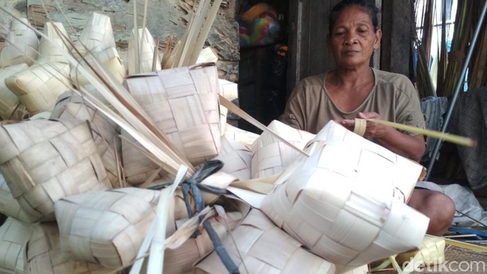 Nurmala pengrajin cangkang ketupat kebajiran orderan jelang lebaran.