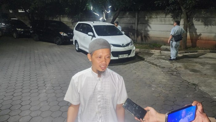 Ortu asal Depok datangi RSUD Karawang usai yakin 2 anaknya jadi korban kecelakaan di Tol Japek (Kurniawan/detikcom)