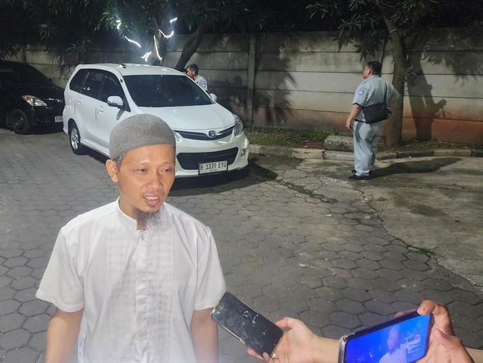 Ortu asal Depok datangi RSUD Karawang usai yakin 2 anaknya jadi korban kecelakaan di Tol Japek (Kurniawan/detikcom)