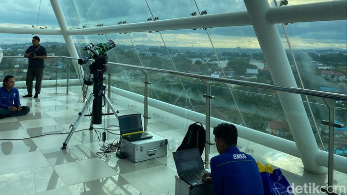 Pantauan hilal 1 Syawal 1445 H di Menara Balikpapan Islamic Center.