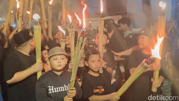 Para pemuda Hindu ikut malam takbiran di Kampung Islam Kepaon, Denpasar, Bali.