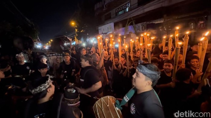 Para pemuda Hindu ikut malam takbiran di Kampung Islam Kepaon, Denpasar, Bali.