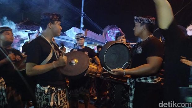 Para pemuda Hindu ikut malam takbiran di Kampung Islam Kepaon, Denpasar, Bali.