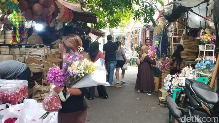 Tepat Sebelum Lebaran 2024, Pasar Rawa Belong Dipadati Pemburu Bunga