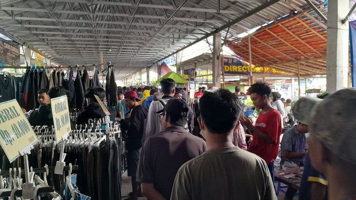 Pasar Legen di Kecamatan Jatinom, Kabupaten Klaten, ramai pembeli saat mendekati libur Lebaran