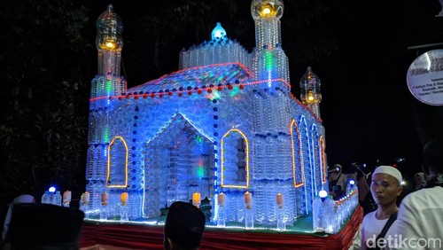 pawai malam takbiran di Desa Babussalam, Kecamatan Gerung, Lombok Barat, Selasa malam (9/4/2024). (Ahmad Viqi/detikBali).