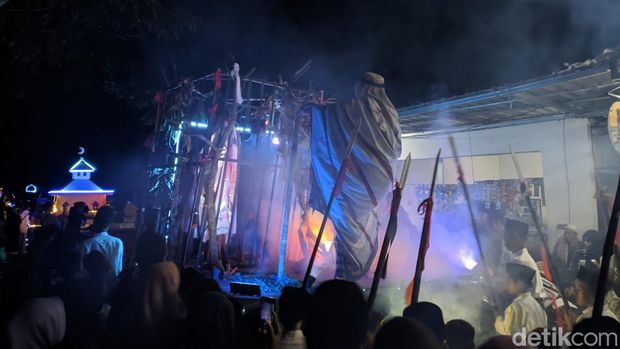 pawai malam takbiran di Desa Babussalam, Kecamatan Gerung, Lombok Barat, Selasa malam (9/4/2024). (Ahmad Viqi/detikBali).