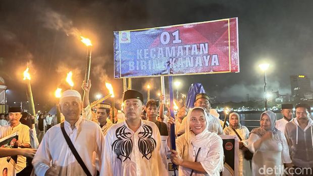 Peserta pawai obor di Masjid 99 Kubah Makassar, Sulawesi Selatan (Sulsel).
