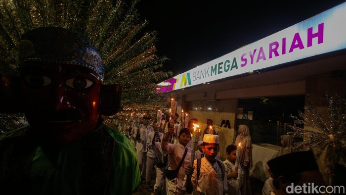 Sejumlah umat muslim melakukan pawai obor di Masjid Istiqlal, Jakarta, Selasa (9/4/2024).