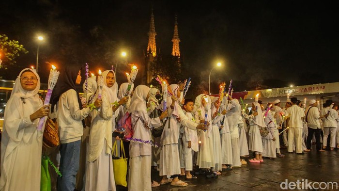 Sejumlah umat muslim melakukan pawai obor di Masjid Istiqlal, Jakarta, Selasa (9/4/2024).