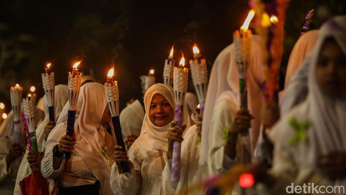 Sejumlah umat muslim melakukan pawai obor di Masjid Istiqlal, Jakarta, Selasa (9/4/2024).
