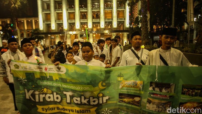 Sejumlah umat muslim melakukan pawai obor di Masjid Istiqlal, Jakarta, Selasa (9/4/2024).