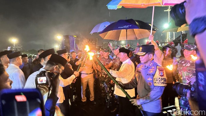 Suasana pelepasan rombongan pawai obor di Masjid 99 Kubah Makassar.