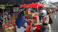 Puluhan pedagang nampak berjejer di tepi jalan Jembatan Tinggi, Tanah Abang yang telah rapi menjajakan kembang api.
