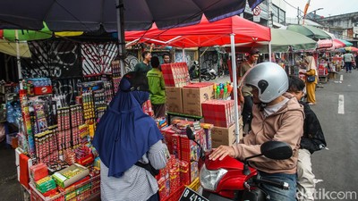 Pedagang Kembang Api Diserbu Pembeli Jelang Malam Takbiran