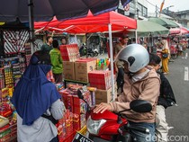 Pedagang Kembang Api Diserbu Pembeli Jelang Malam Takbiran