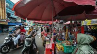 Beragam kembang api yang ramah anak dijual mulai dari petasan cobra, petasan banting, air mancur, hingga kembang api.