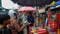 Harganya pun bervariasi, dari yang termurah 1500 rupiah hingga ratusan ribu rupiah.